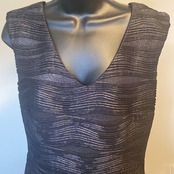 PRE-OWNED LESLIE FAY SLEEVELESS V-NECK DRESS - Picture 2 of 12